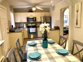 Downtown Sarasota cottage near Siesta Key Beaches and Golfing